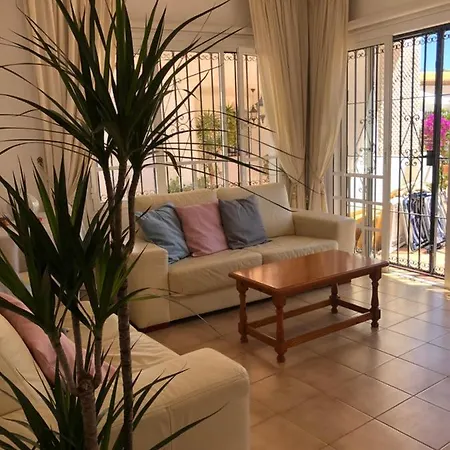 Charming 2 Bed Next To Cabopino Beach, Spain 马尔韦利亚