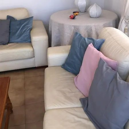 Charming 2 Bed Next To Cabopino Beach, Spain Appartement