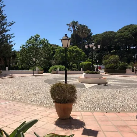 Charming 2 Bed Next To Cabopino Beach, Spain 马尔韦利亚